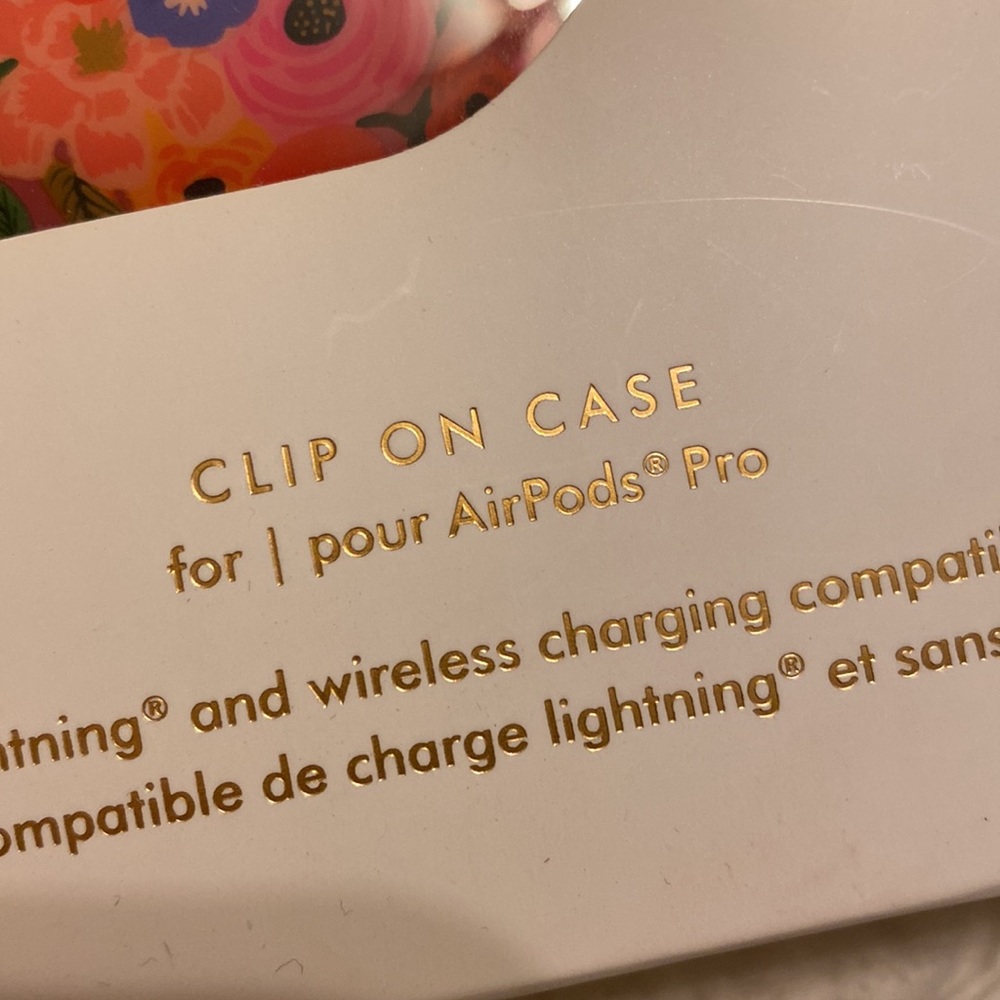 AirPods Pro case - Picture 3 of 4